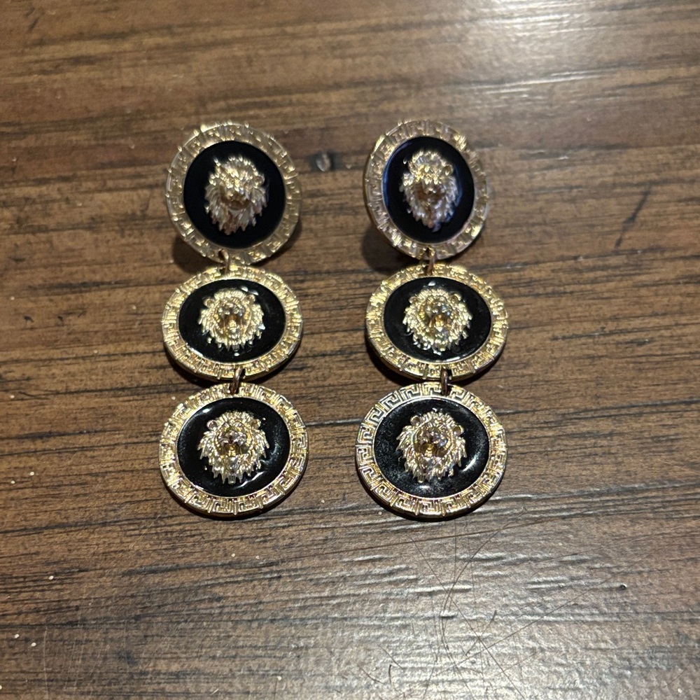 Elegant Gold and Black Jewelry Set with Lion Detail - Picture 3 of 4